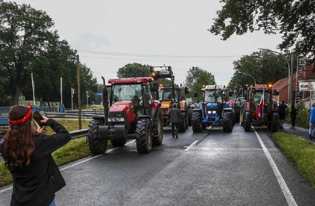 Разгневанные фермеры жгут свои трактора