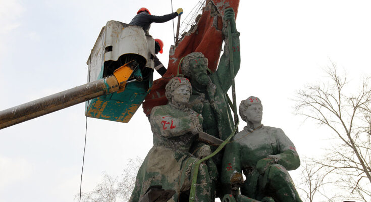 Исчез памятник борцам революции