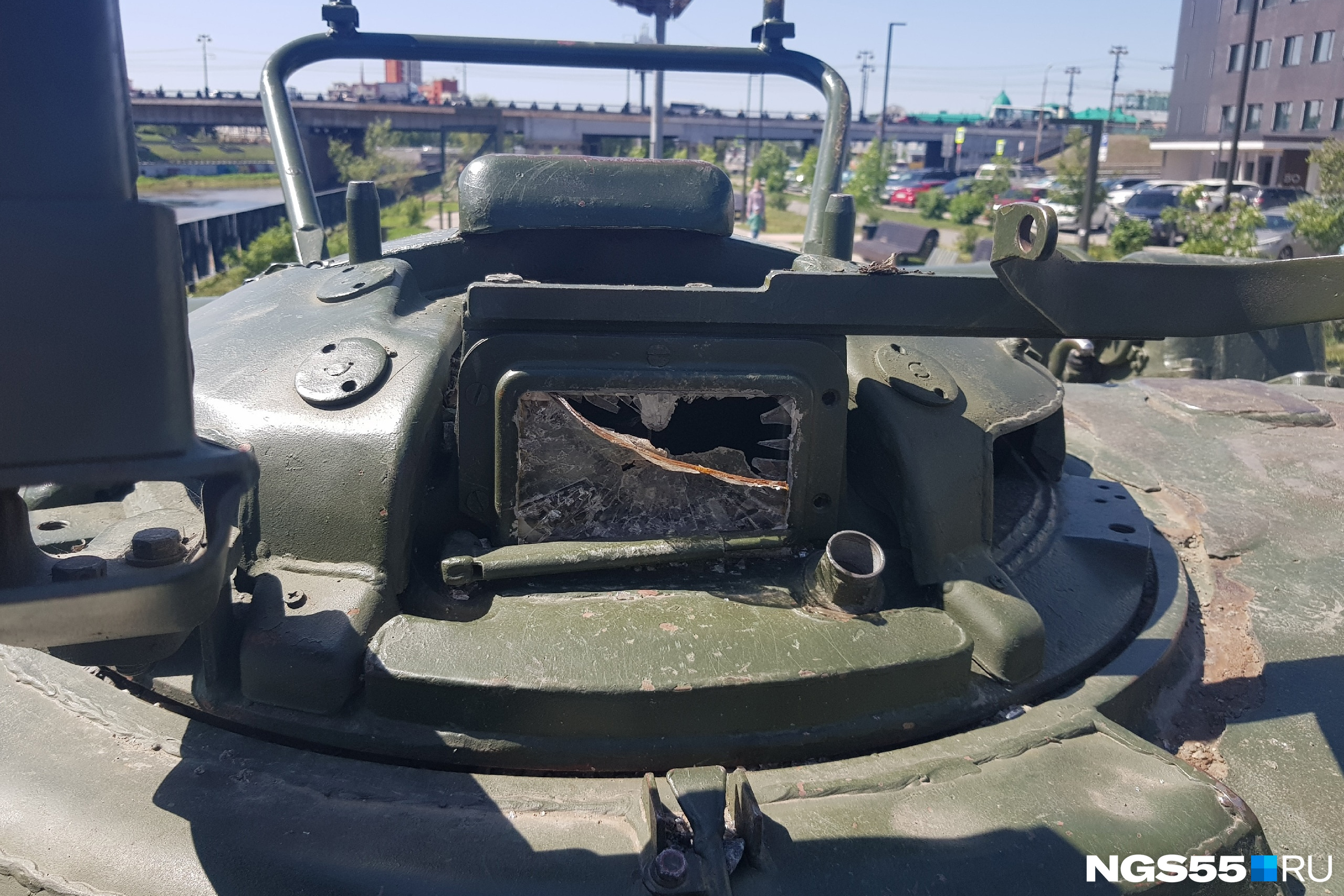 Разграбили танк-памятник