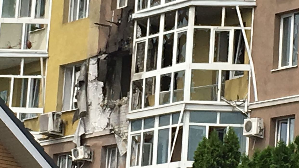Беспилотник с взрывчаткой врезался в жилой дом в Воронеже