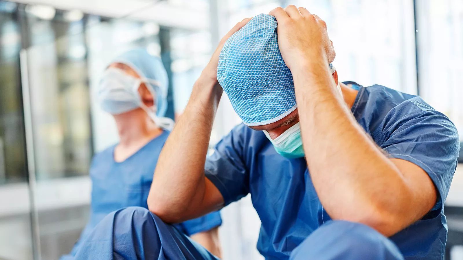 Почему врачи и медсестры увольняются