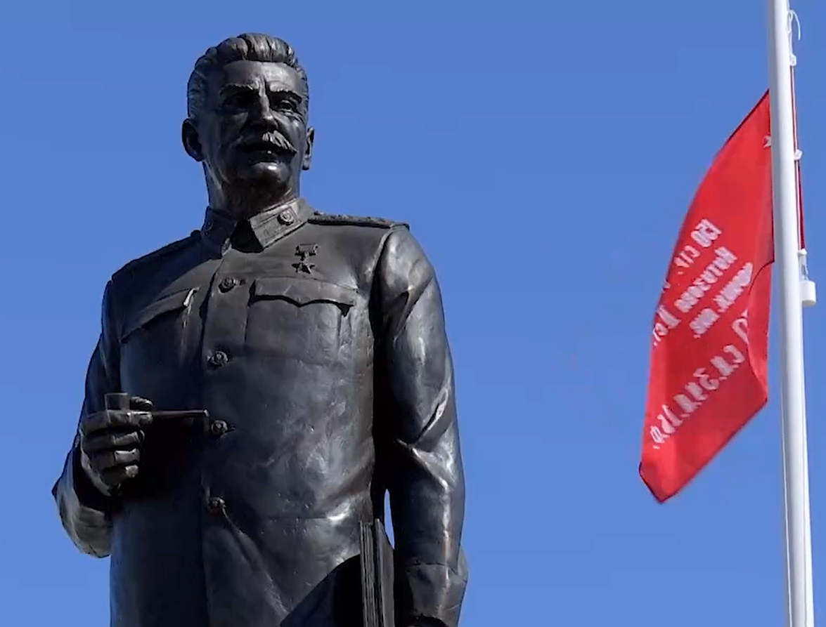 В Великих Луках открыли памятник Сталину