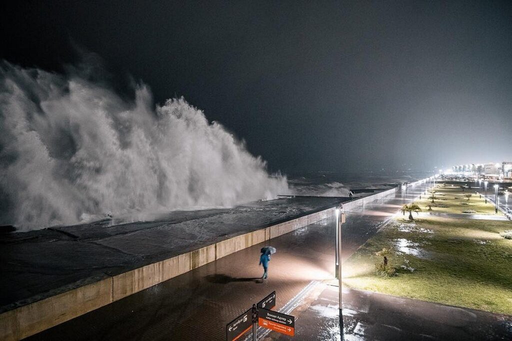 Волнение моря в адлере. Что сейчас в адлере происходит. Шторм в адлере. Сочи цунами 2017. Что сейчас в адлере происходит.