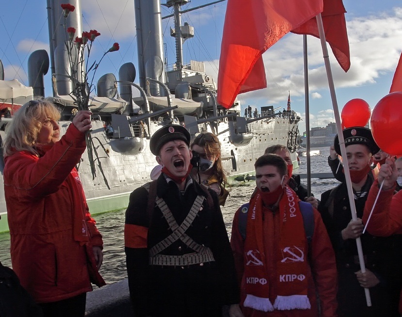 Владимир Ильич с народом в первый праздник октября