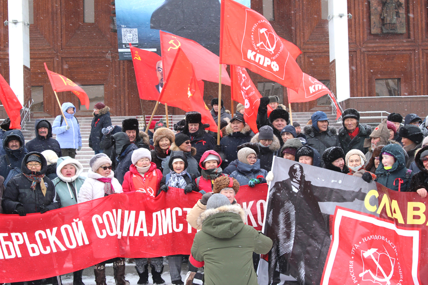 В колоннах призывы: «Жить и бороться по-ленински!»