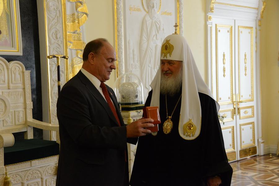 Церковь стоит плечом к плечу с народом