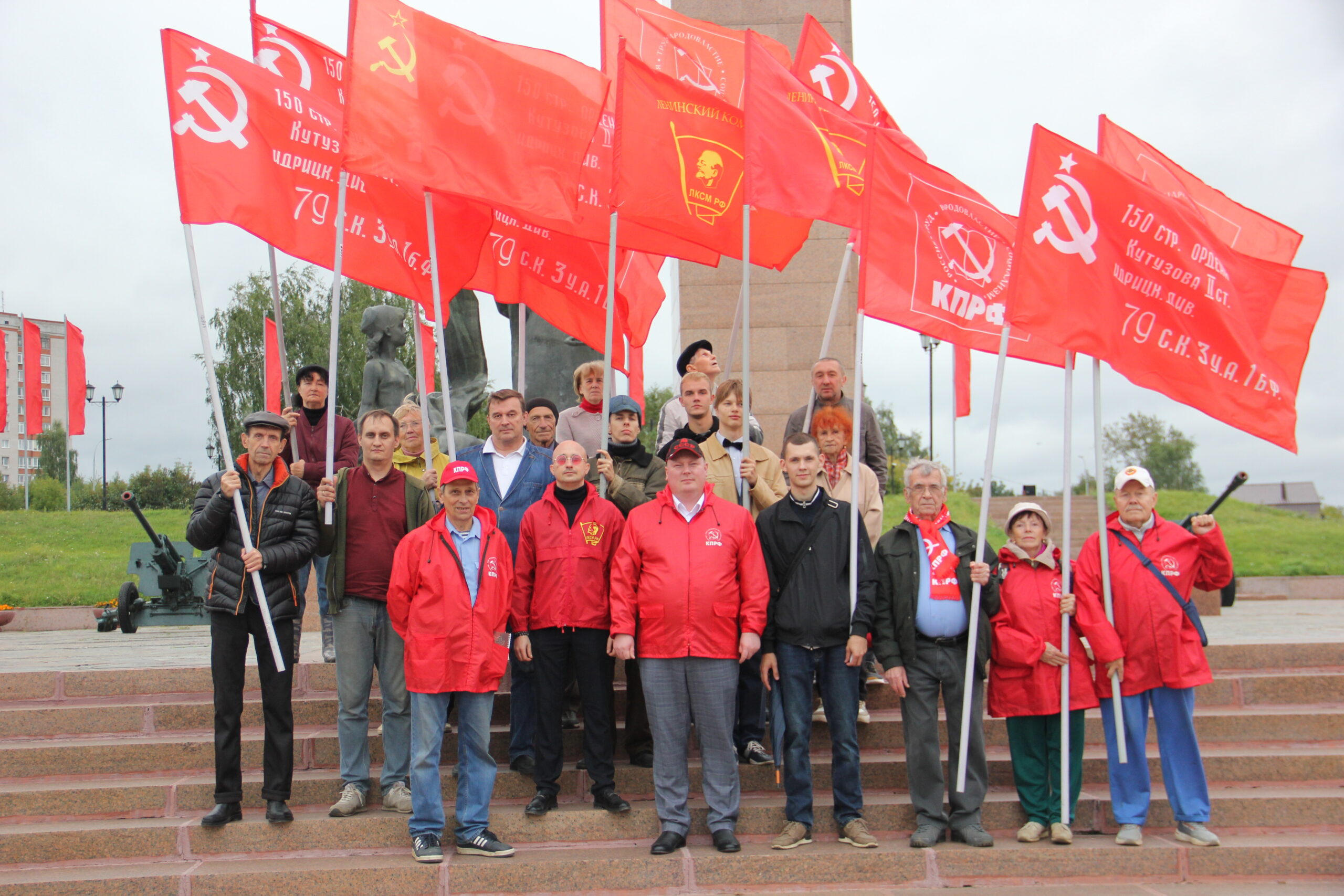 Иваново: В памятные дни наследники первосоветов приходят к мемориалу «Героям фронта и тыла»