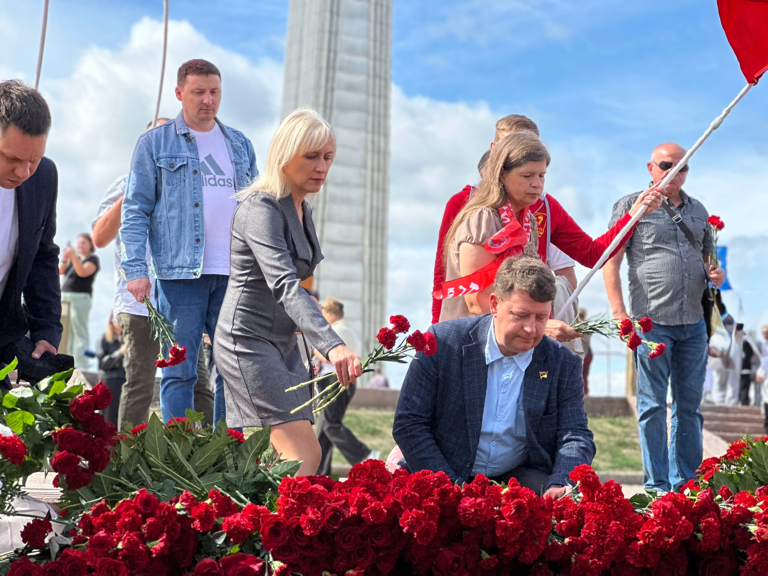 Самара: Красные колонны на трассах городов и сел, благодарная память самоотверженным защитникам Родины
