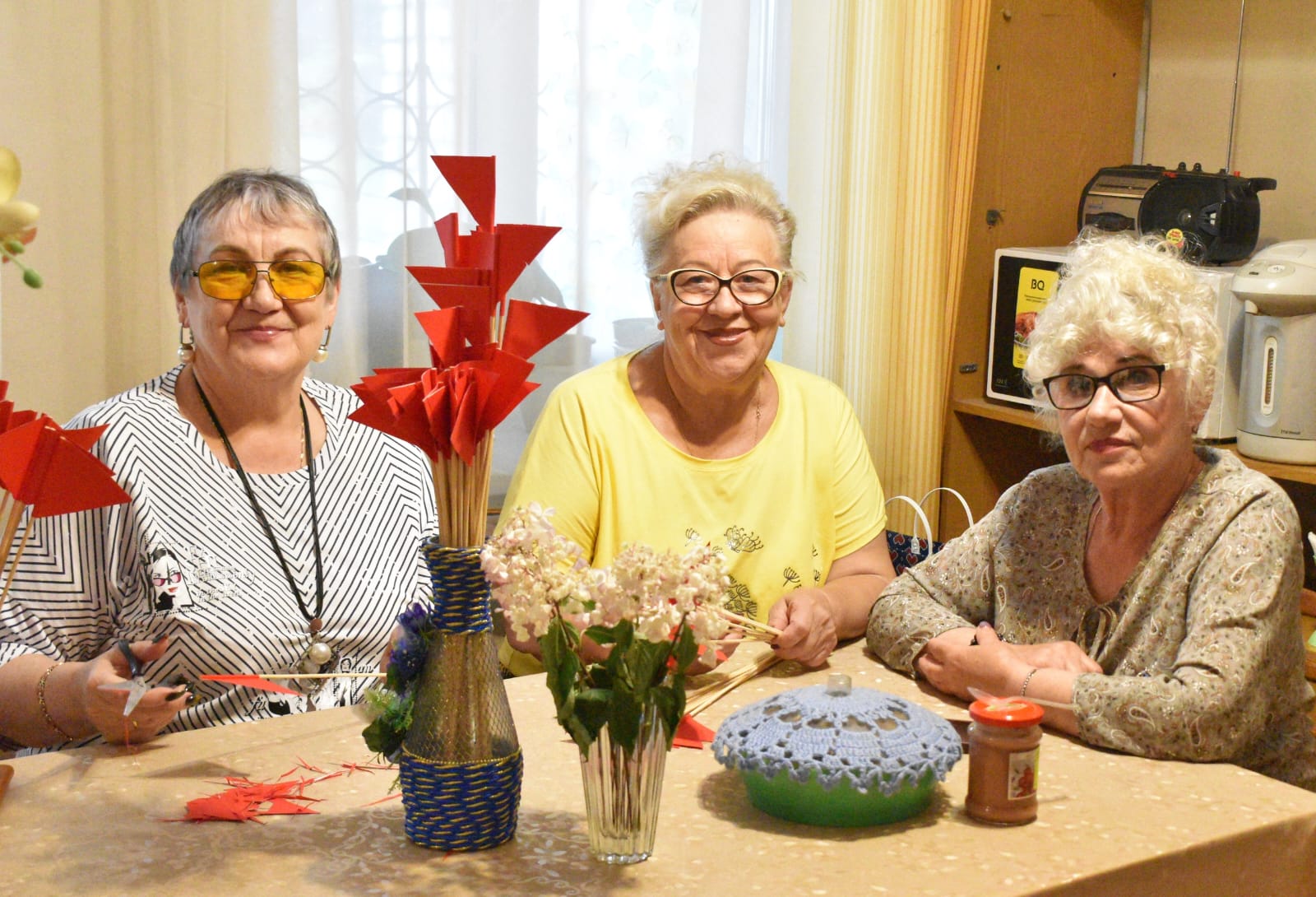 Наша армия не одна, с нею вся страна