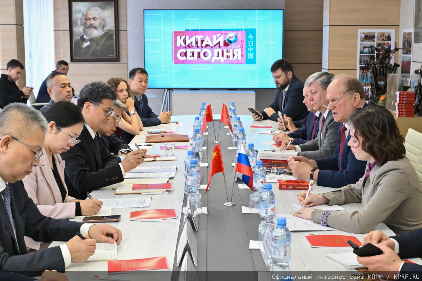 Две красных линии